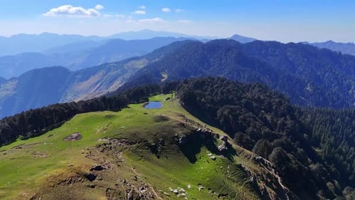 Luftaufnahme der malerischen Berglandschaft mit kleinem See