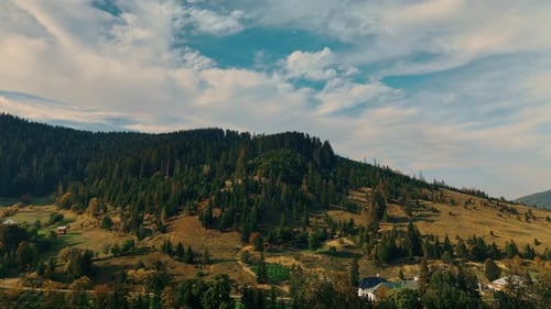 Uma paisagem montanhosa de tirar o fôlego com vegetação exuberante em um belo cenário natural