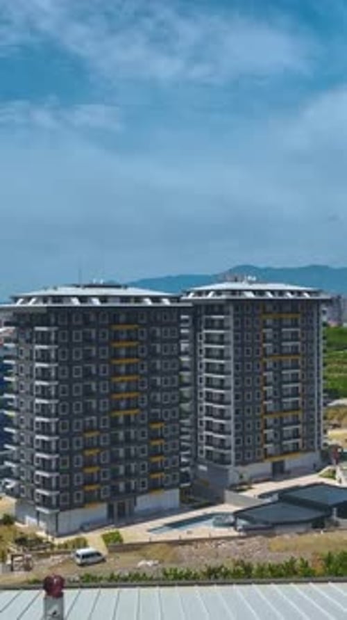 Vídeo vertical: Se está finalizando la última fase de la construcción con paneles de vidrio y balcones