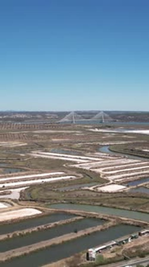 Vidéo verticale des salines de Castro Marim. Algarve, Portugal