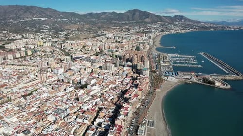 Impresionante vista de la costa y el paisaje urbano, del puerto y del mar de las colinas de Fuengirola, España