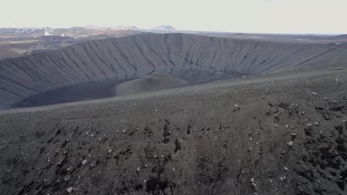 Sobrevolando el núcleo de Hverfjail, un cráter de explosión de tefra que entró en erupción hace 4500 años.