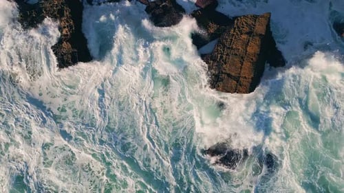 Schäumendes Meer, krachende Klippe, Zeitlupenaufnahme, Luftbild, schäumendes Wasser, plätschernde Küste