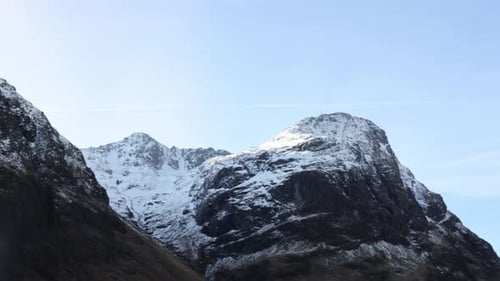 plan panoramique lent des sommets enneigés du célèbre Bidean Nam Bian en hiver