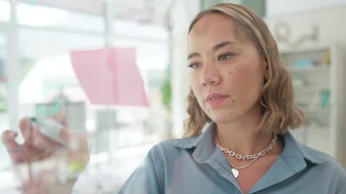 Mulher asiática, escrevendo e planejando um cronograma de negócios para estratégia, brainstorming