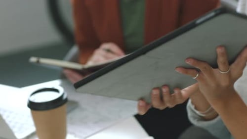 Tablette, web designer ou femme participant à une réunion en train de planifier une interface utilisateur, une page d'accueil ou une interface de technologie numérique