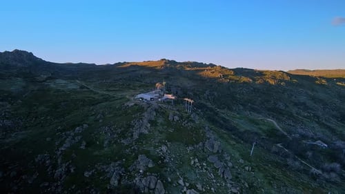 Zumbido de telesilla filmado durante un día de verano en Thredbo, Snowy Mountains, Nueva Gales del Sur, Australia