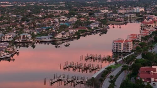 Foto aérea de la bahía y los edificios de la ciudad de Naples, Florida, al atardecer
