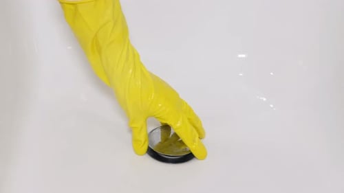 Limpando o dreno do cabelo no banho