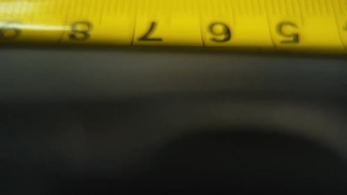 Video eines gelben Messgeräts, Messgerät, Super-Nahaufnahme, Zeitlupe 120 Bilder pro Sekunde, Full HD, ruckfrei nach oben kippbar