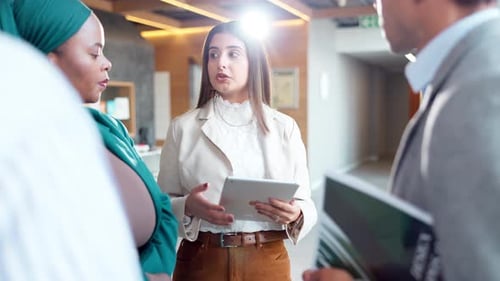 Administration, diversité et tablette avec des professionnels au bureau réunis pour collaborer