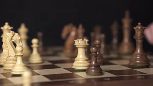 jeu d'échecs, le joueur effectue un mouvement avec une pièce d'échecs frezi en retirant une tour de l'échiquier