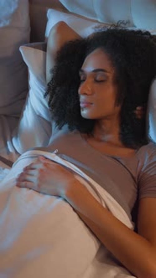 Femme afro-américaine irritée souffrant de troubles du sommeil, insomnie, problème de santé au lit la nuit