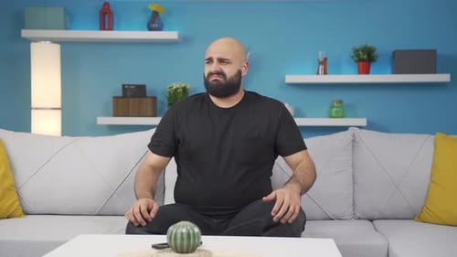 Der Mann, der schlechten Geruch riecht, ist verstört und angewidert.