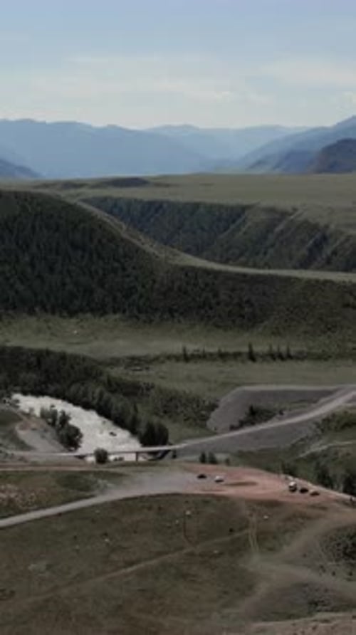 Vue aérienne pittoresque de la vallée de montagne et de la rivière près de Chuya Trakt dans la République de l'Altaï