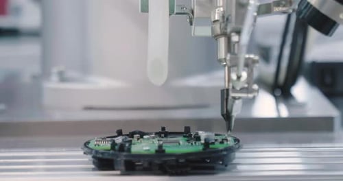 Gros plan sur l'automatisation industrielle et l'ingénierie robotique, dans lesquels le robot ou le bras mécanique est