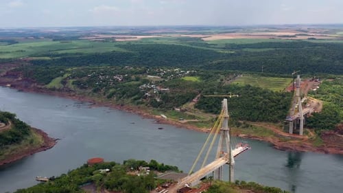 Schrägseilbrücke über den Fluss Paraná