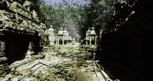 La lumière met en valeur la complexité des vieilles sculptures sur pierre et de l'environnement naturel