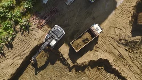 Verladung der Bodenantenne von Baggern und Lastwagen auf der Baustelle