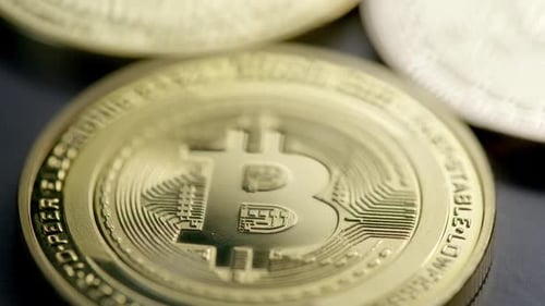 Pièces de cryptomonnaie dorées sur une surface sombre ; mise au point superficielle en gros plan