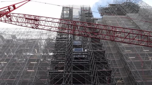 Grúa de construcción y andamio unidos al edificio, bandeja de ángulo bajo