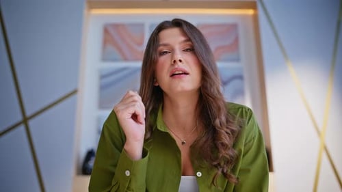 Tutora mujer hablando en línea, reunión sentada en casa, oficina, primer plano, vista en punto de vista