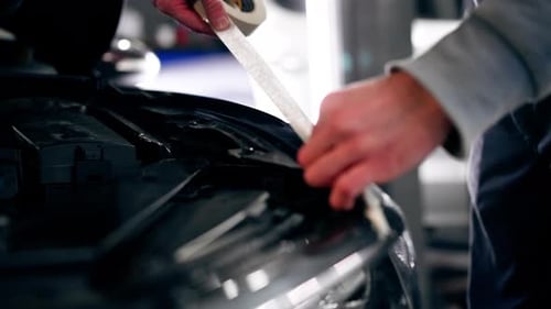 Nahaufnahme an einer Tankstelle des vorderen Teils des Autos, der mit Klebeband bedeckt ist