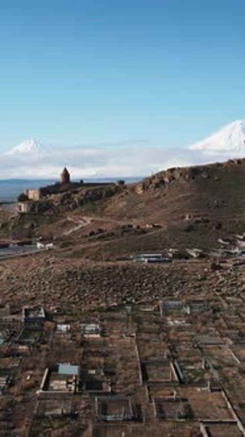 Une vue magnifique et panoramique sur une montagne majestueuse et un site historique impressionnant