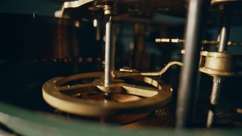 Système de roues, horloge cachée, gros plan, vue macro, engrenages métalliques tournant en tandem