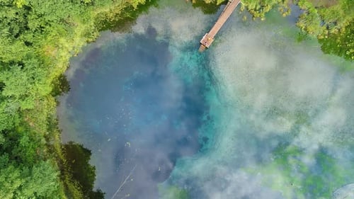 Luftaufnahme von oben nach unten auf den einzigartigen türkisfarbenen Karstsee, der das ganze Jahr über die gleiche Temperatur hat und