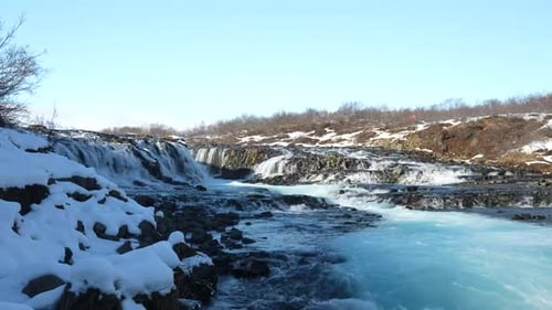 Vue panoramique depuis le sol de la cascade de Brúarfoss, en Islande. Cascades d'eau turquoises éclatantes