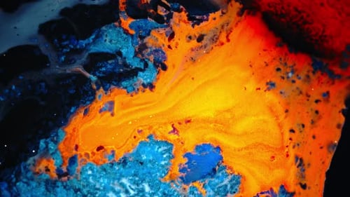 Abstrakte Aufnahme von lebhafter orangefarbener Tinte, die in blauer Flüssigkeit fließt, surreal und lebendig