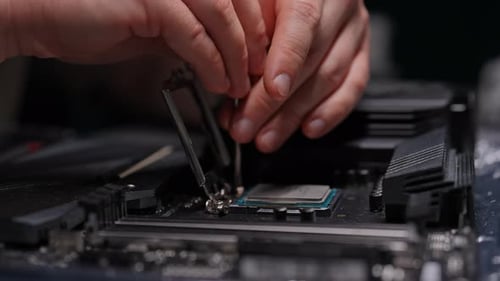 Der Techniker installiert die CPU akribisch auf der Hauptplatine und demonstriert den komplizierten Prozess des Computers