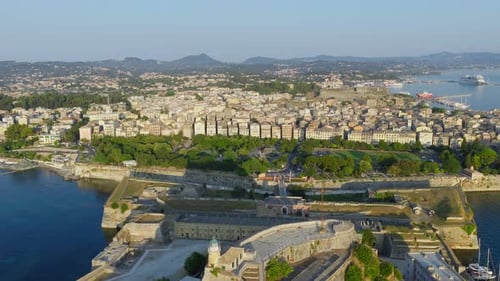 Retrait aérien de la forteresse de Corfou et de ses toits peuplés d'hirondelles matinales