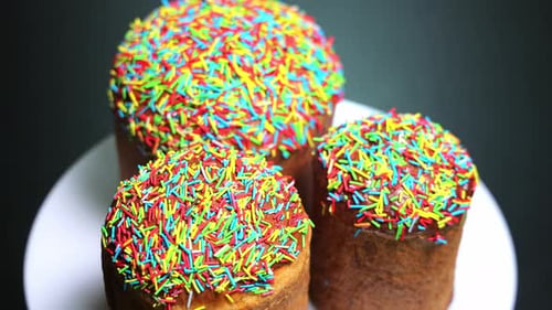 Ostergebäck aus Teig Christliche Tradition des Brotbackens zu Ehren der Osterfeiertage