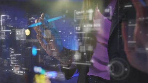 Grafische Benutzeroberfläche für Augmented-Reality-Ingenieurin und Geschäftsdiagramme mit der Hand einer Frau