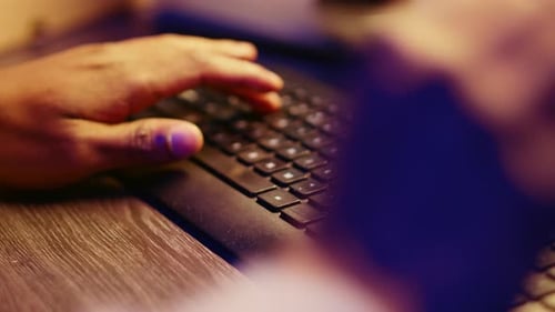 Hacker tippt und begeht Datenleck