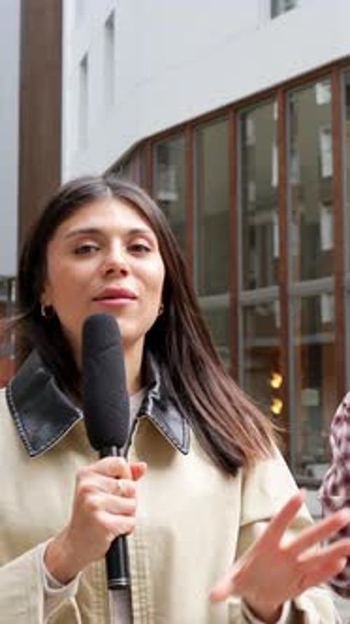 Periodista realizando una entrevista callejera con un hombre