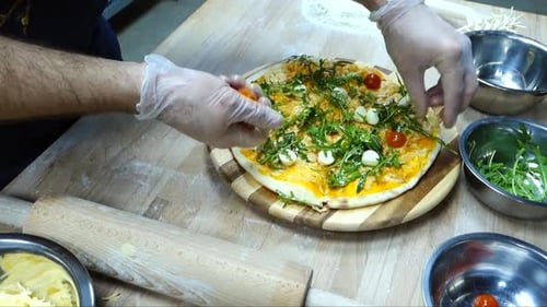 Pizza kochen - Tomaten verteilen