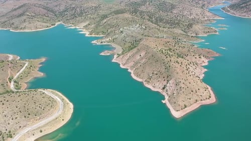 Vue aérienne du barrage et des montagnes 2