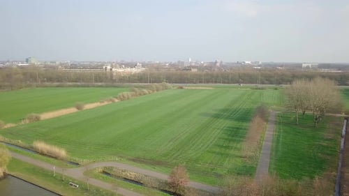 Images prises par Drone sur le terrain, le lac, le sentier et