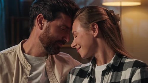 Feliz pareja romántica caucásica abrazándose la frente, tocándose, sonriendo, sintiendo afecto, amor, romance, momento