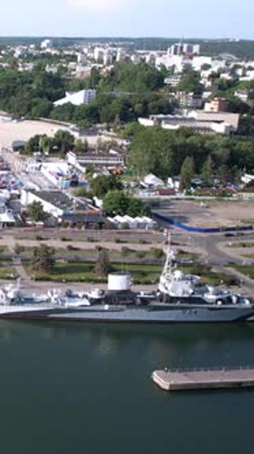 Vue aérienne du navire-musée du destroyer ORP Blyskawica dans la marina de Gdynia