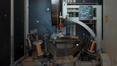 Automatisierte Maschine mit rotierenden Spulen und Draht Kreative Spulen drehen sich auf einem Stapel mit Wickeldraht