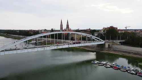 Verkehr auf der Brücke über den Fluss Tisza, Szeged, Ungarn, Votivkirche in der Ferne, Luftbild.