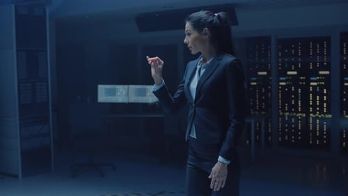 Im modernen Forschungslabor eines Rechenzentrums aktiviert eine schöne, selbstbewusste Frau die virtuelle Realität