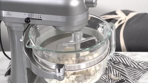 Zeitraffer: Zutaten Schritt für Schritt im Küchenmixer mischen, um hausgemachte Brioche-Brötchen zu backen