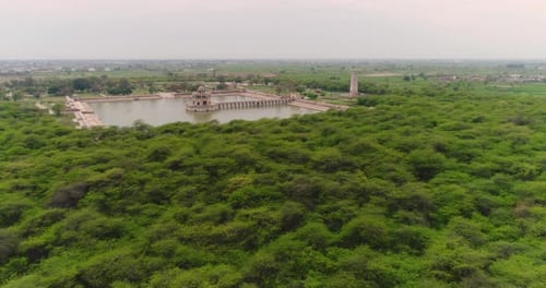 Survol aérien de la forêt entourant la destination touristique Hiran Minar au Pakistan