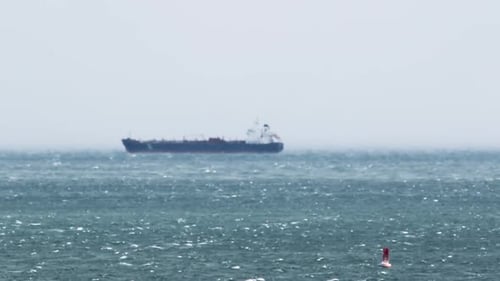 Ein für den Treibstofftransport konzipierter Tanker bahnt sich seinen Weg über die Küste des Atlantischen Ozeans.