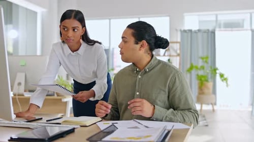 Pessoas de trabalho em equipe, informática ou de negócios com documentos ou papelada falando sobre um projeto on-line